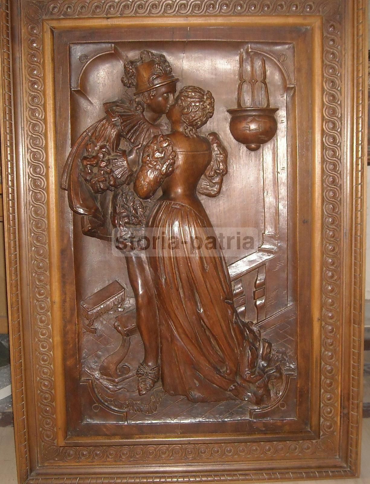 Pannello Intagliato In Legno Di Noce: Scena Galante