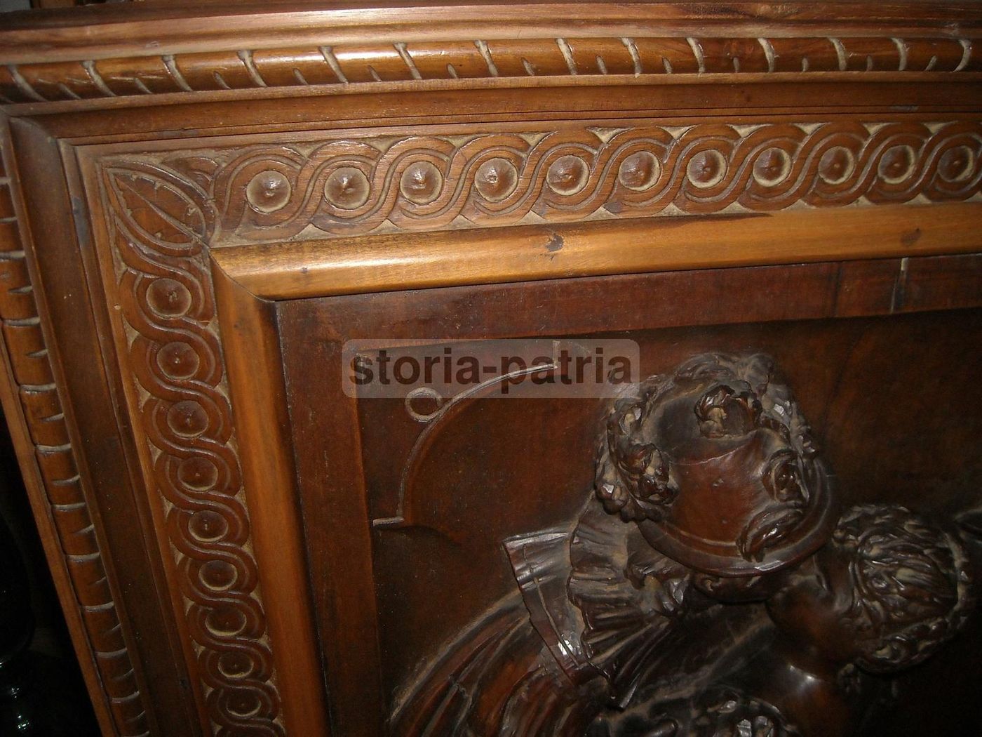 Pannello Intagliato In Legno Di Noce: Scena Galante