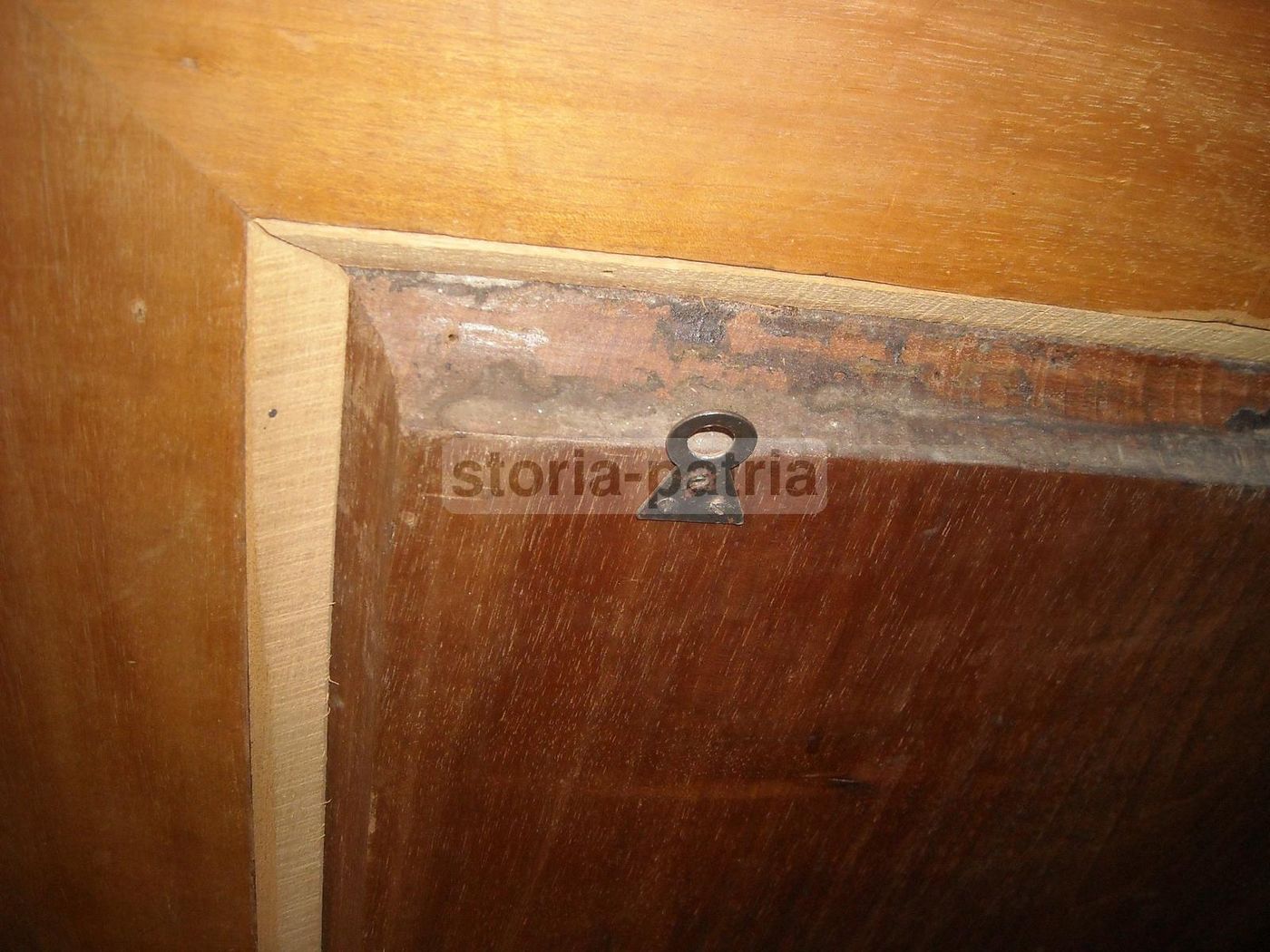 Pannello Intagliato In Legno Di Noce: Scena Galante