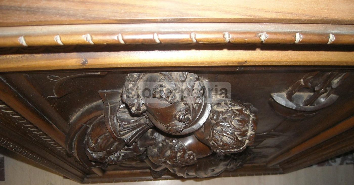Pannello Intagliato In Legno Di Noce: Scena Galante
