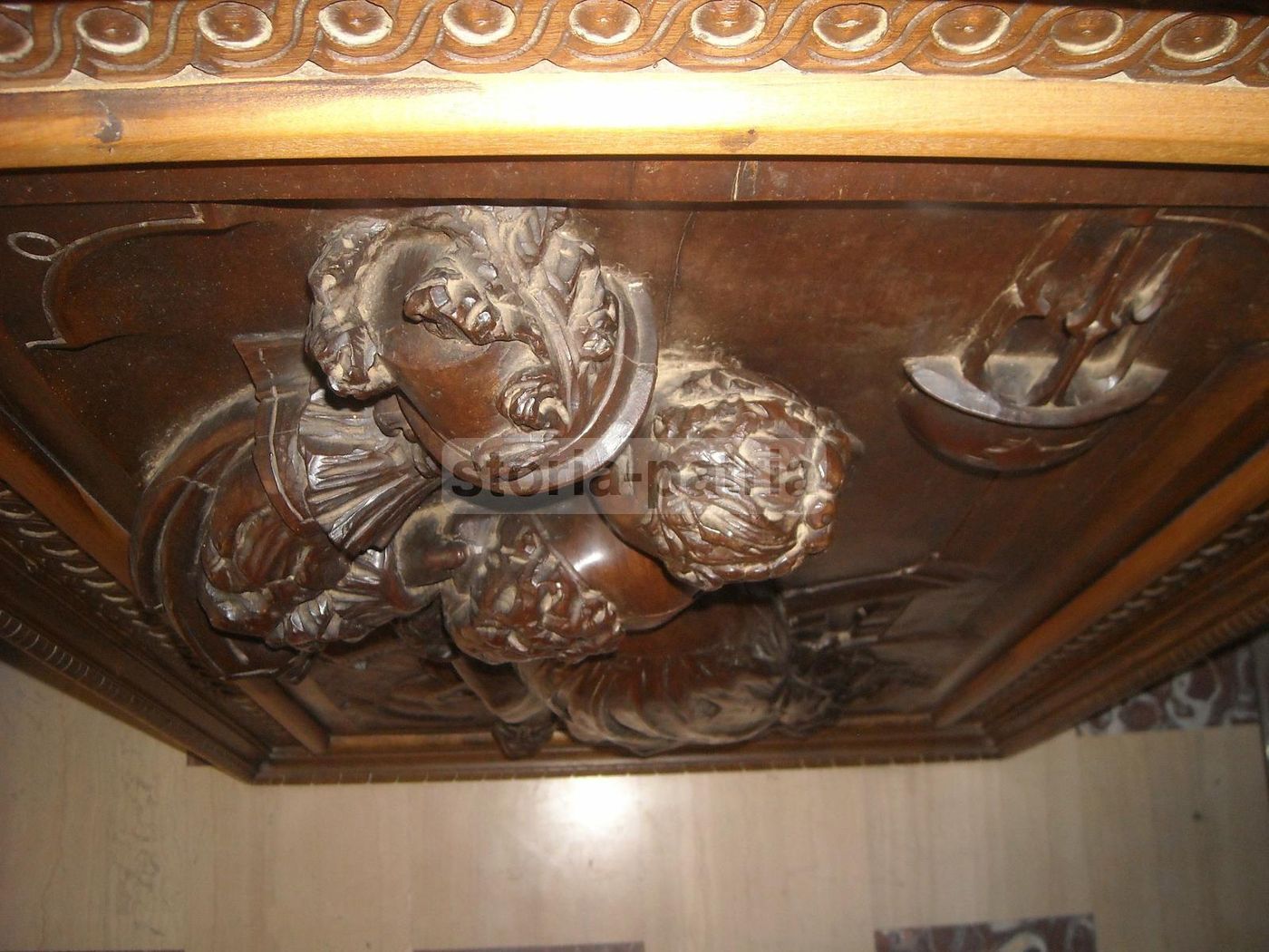 Pannello Intagliato In Legno Di Noce: Scena Galante