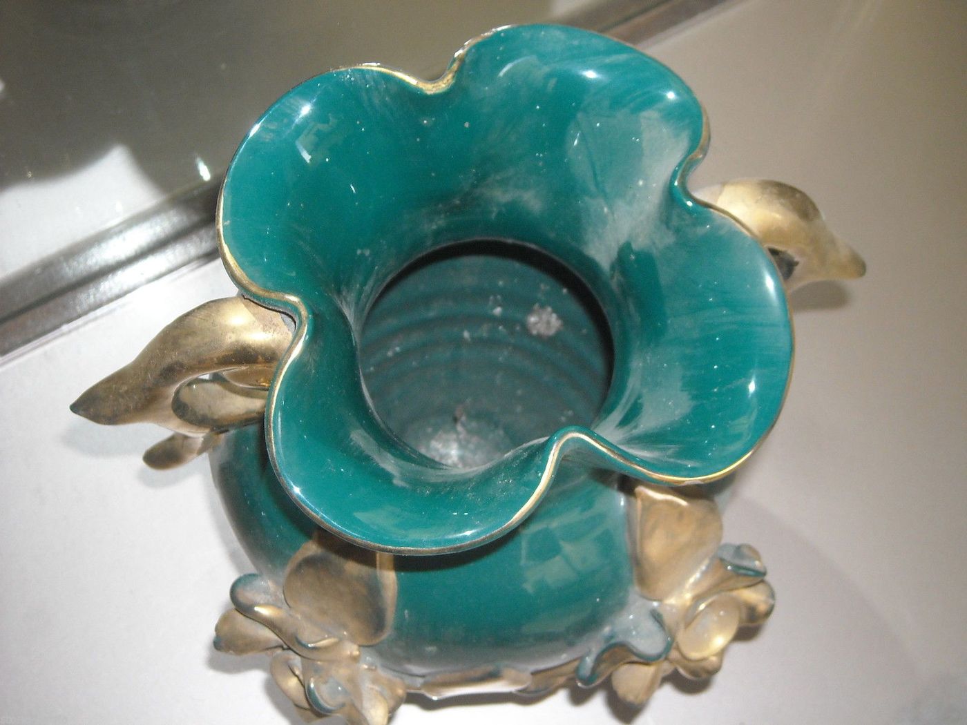 Vaso Soprammobile In Ceramica Verde Con Decori Floreali Dorati, Anni '50
