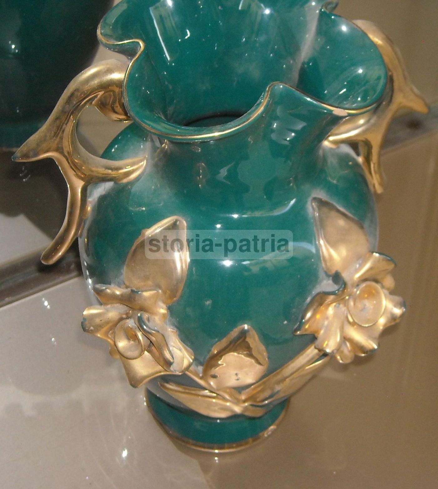 Vaso Soprammobile In Ceramica Verde Con Decori Floreali Dorati, Anni '50
