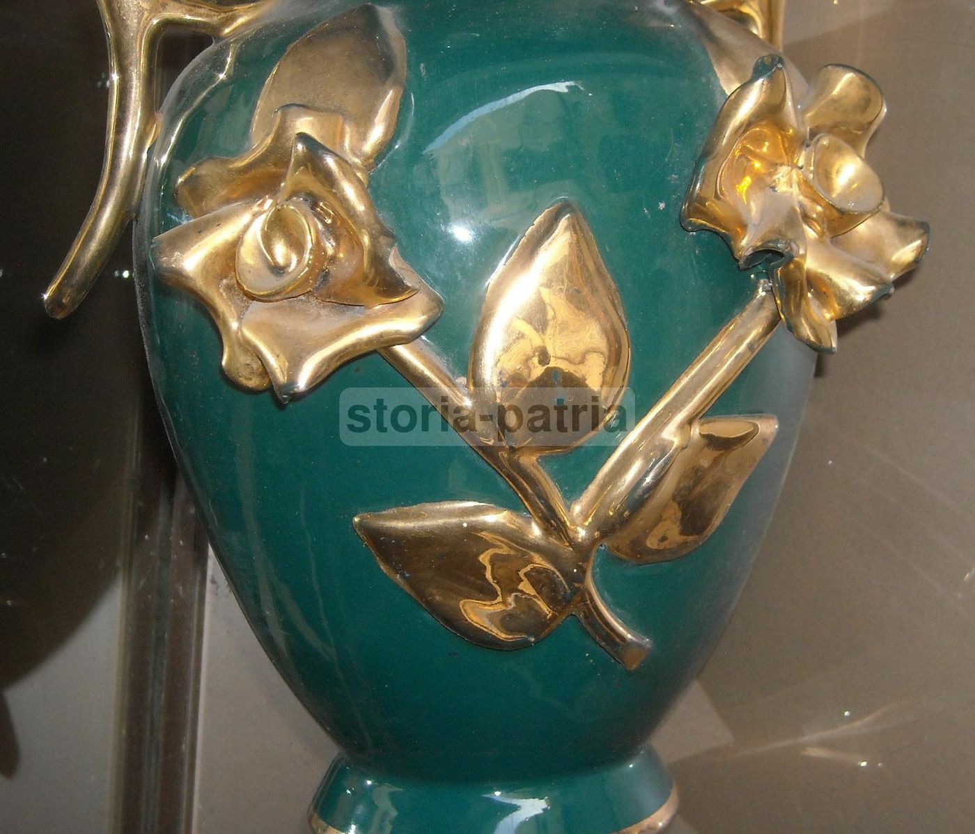 Vaso Soprammobile In Ceramica Verde Con Decori Floreali Dorati, Anni '50