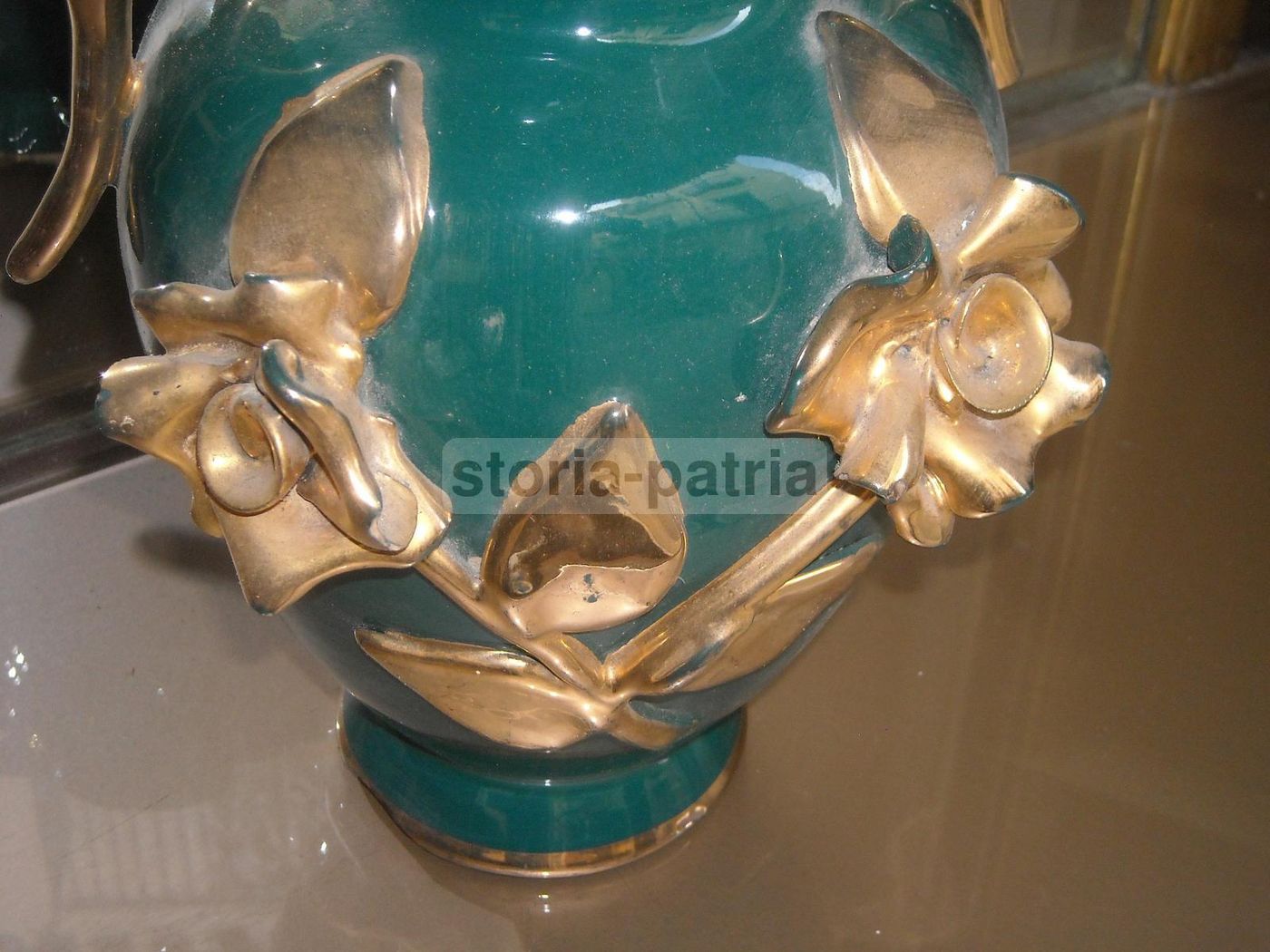 Vaso Soprammobile In Ceramica Verde Con Decori Floreali Dorati, Anni '50