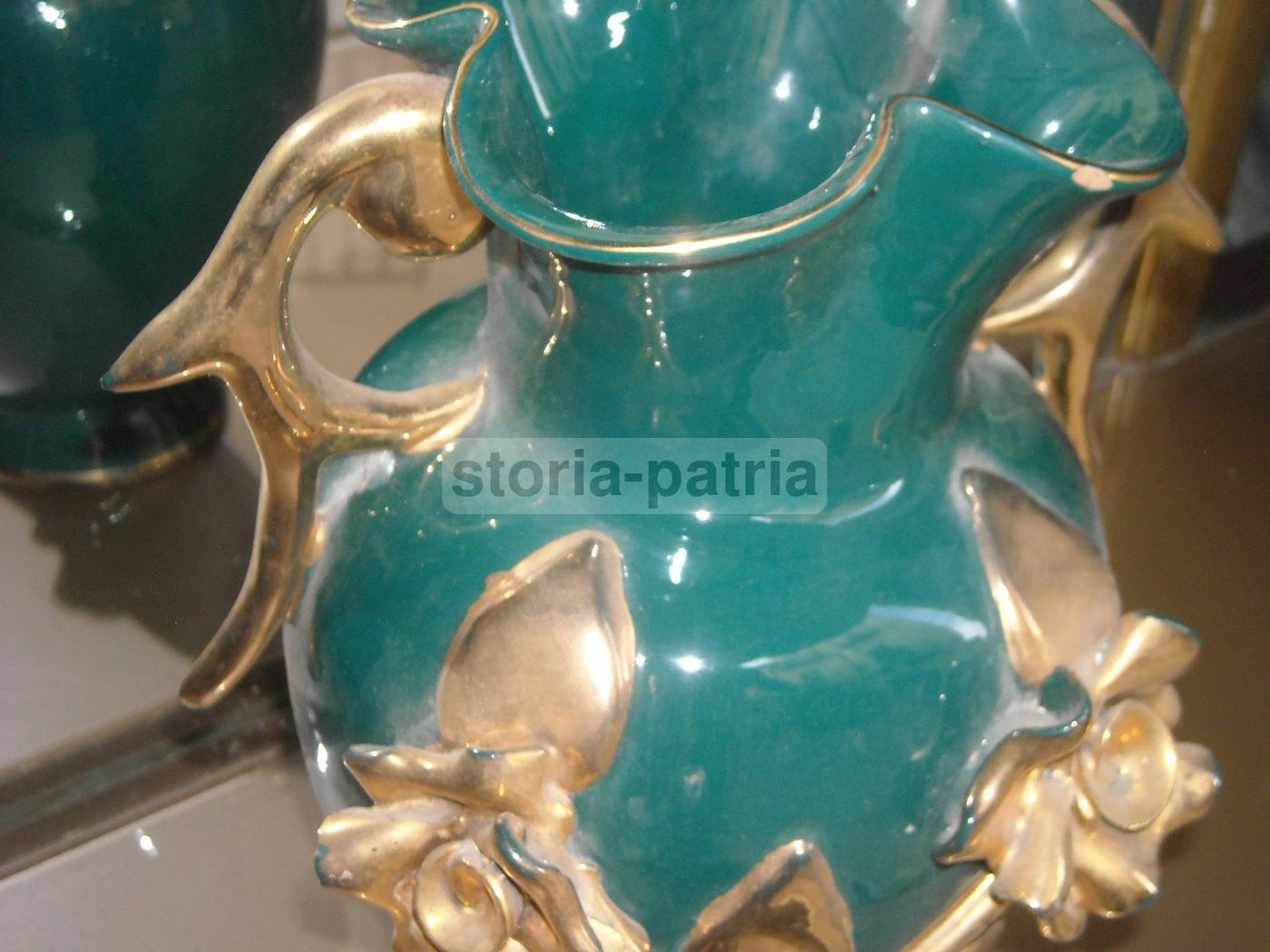 Vaso Soprammobile In Ceramica Verde Con Decori Floreali Dorati, Anni '50