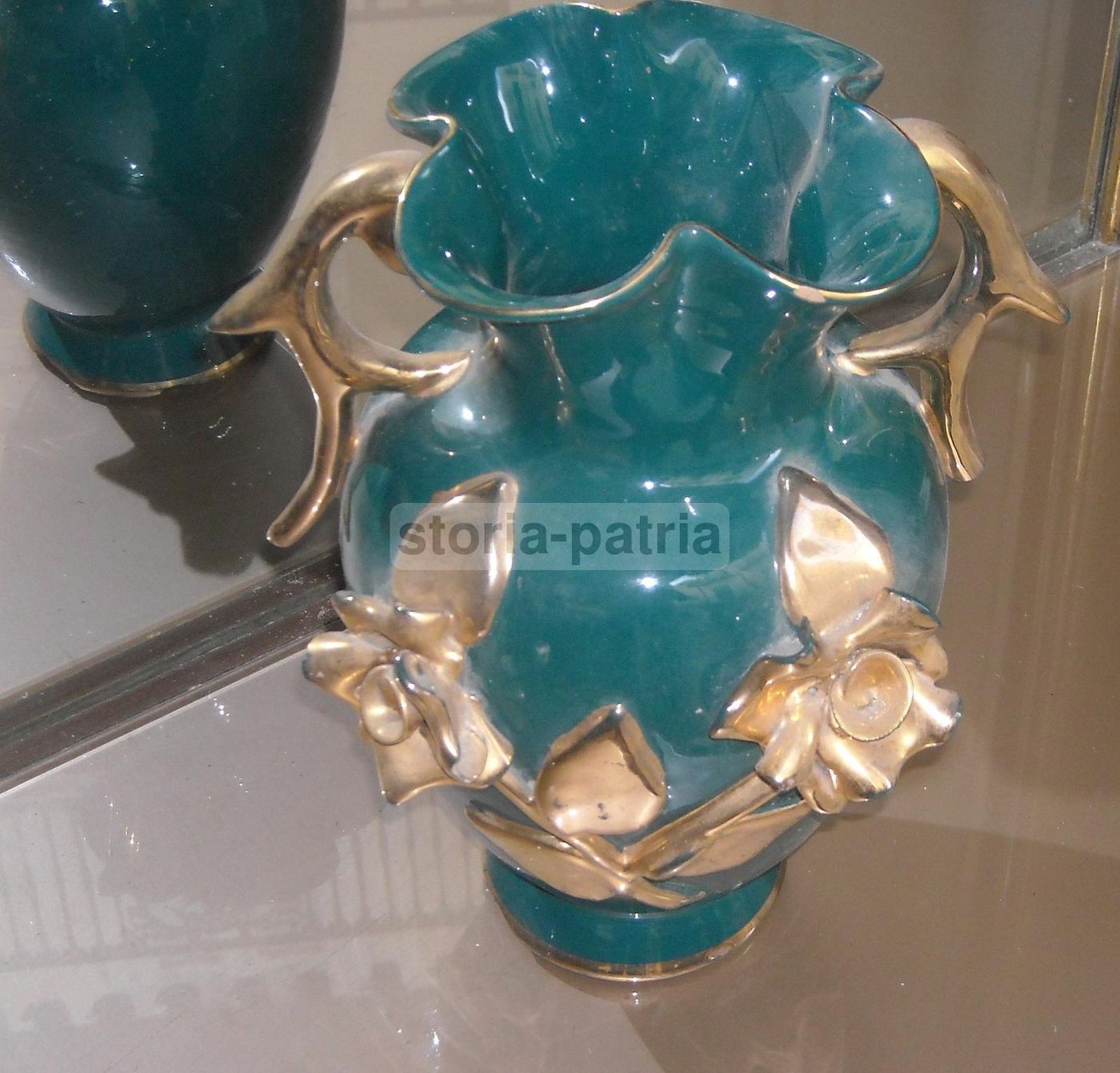 Vaso Soprammobile In Ceramica Verde Con Decori Floreali Dorati, Anni '50