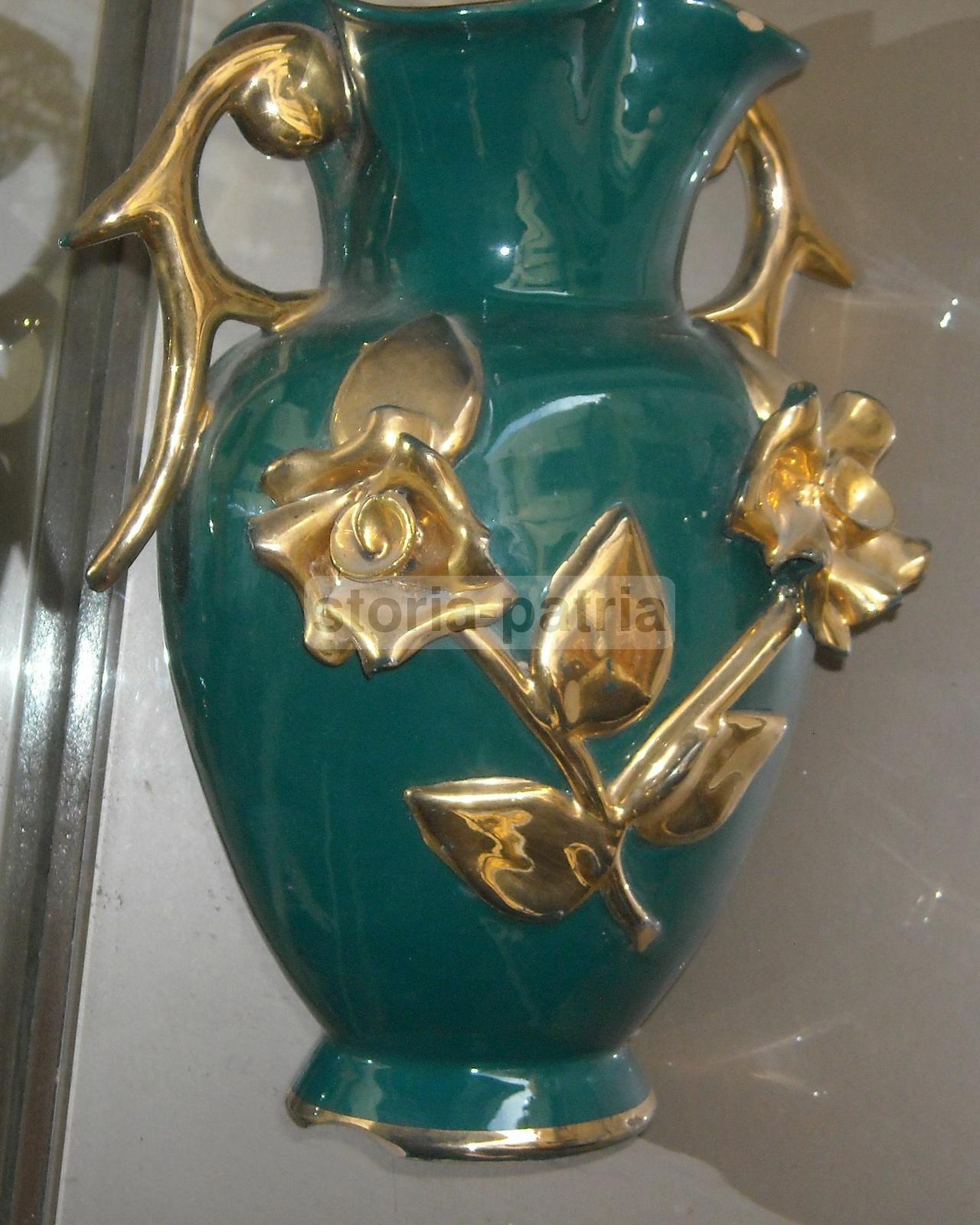 Vaso Soprammobile In Ceramica Verde Con Decori Floreali Dorati, Anni '50