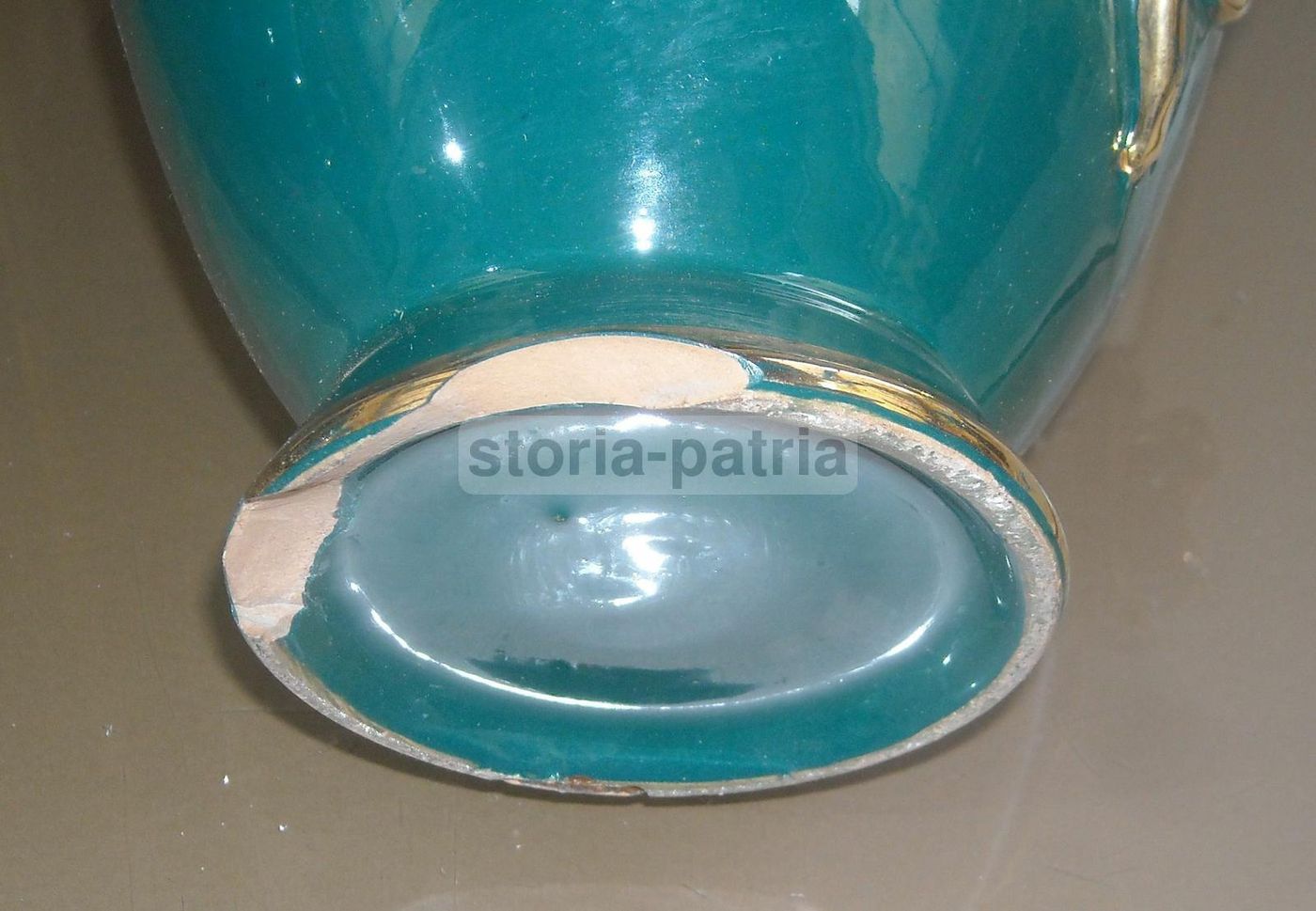 Vaso Soprammobile In Ceramica Verde Con Decori Floreali Dorati, Anni '50