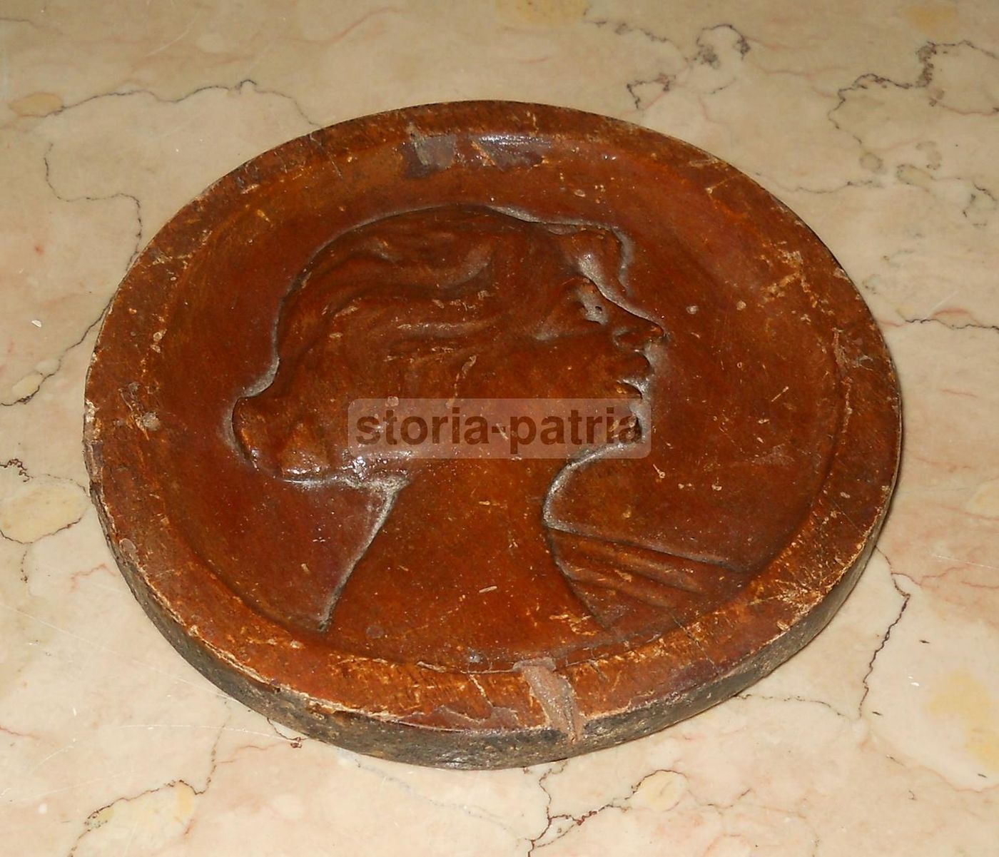 Medaglione Liberty In Legno Intagliato Con Figura Femminile, 1920 Circa