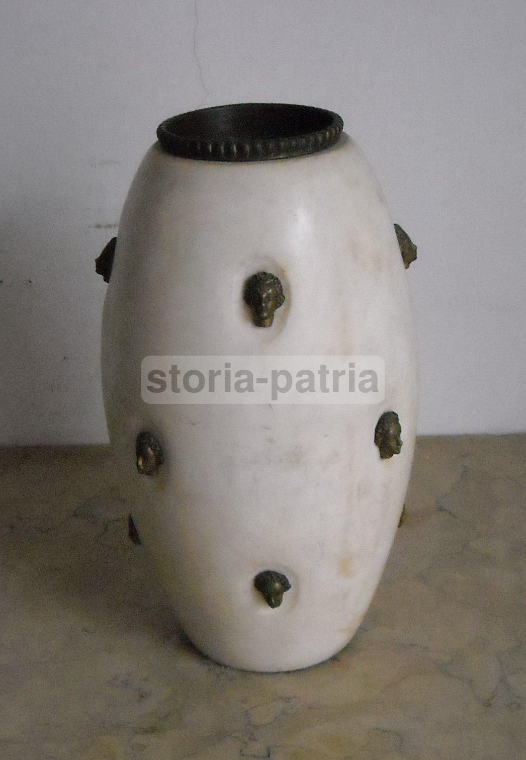 Vaso Art Déco In Alabastro Con Sculture In Bronzo Anni '30