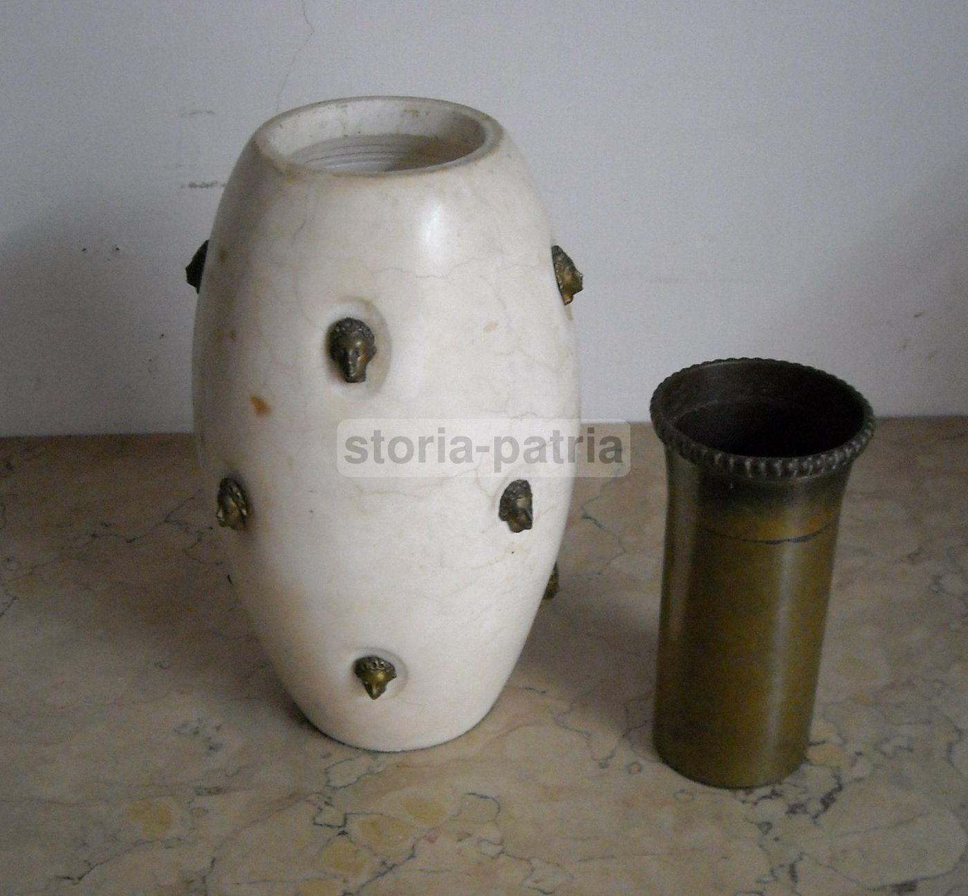Vaso Art Déco In Alabastro Con Sculture In Bronzo Anni '30