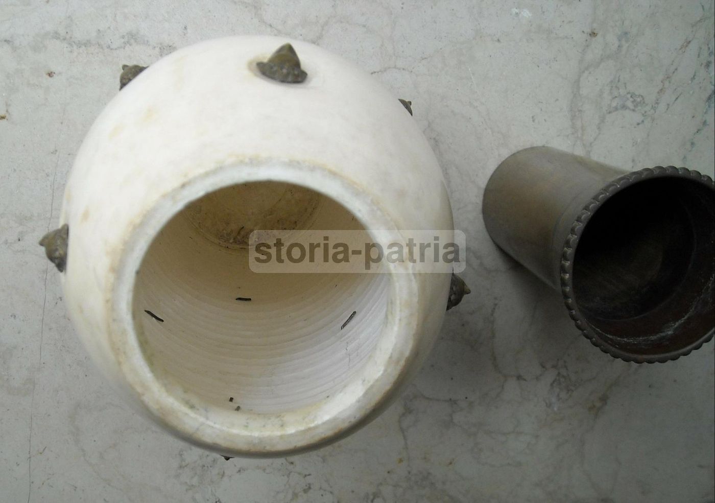 Vaso Art Déco In Alabastro Con Sculture In Bronzo Anni '30
