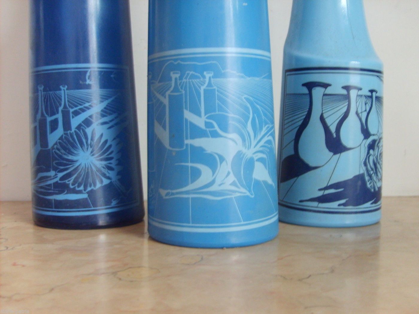 Tre Bottiglie Decorative Salvator Dalì, Vetro Colorato, Anni '70