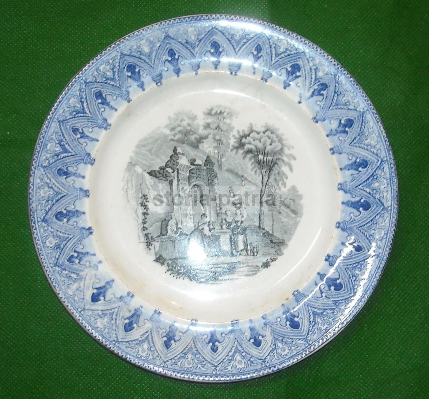 Piatto In Ceramica Richard Con Fontana E Costumi Popolari Della Ciociaria, XIX Secolo