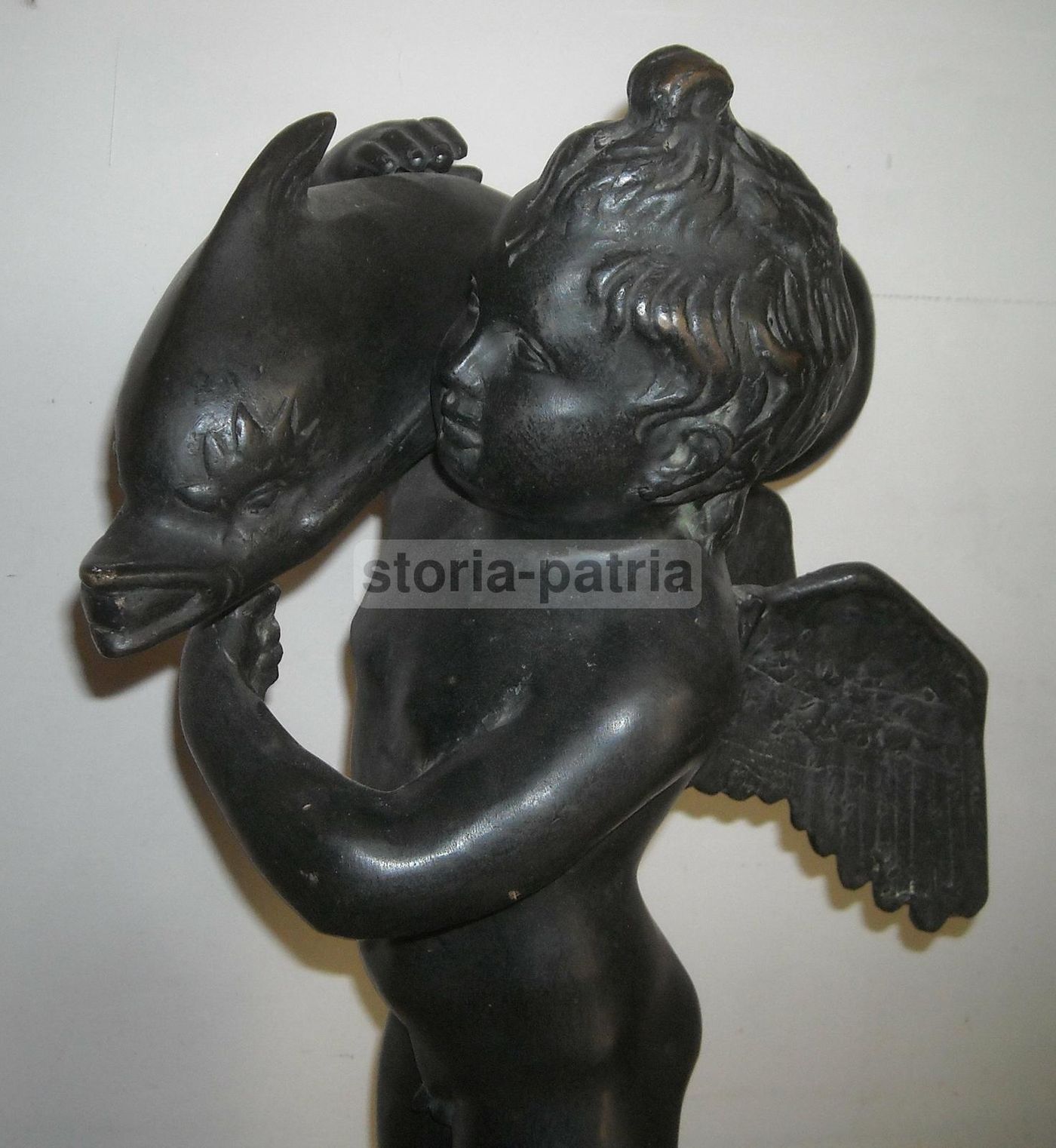 Scultura In Bronzo Di Putto Alato Con Delfino Su Base In Marmo, XIX Secolo