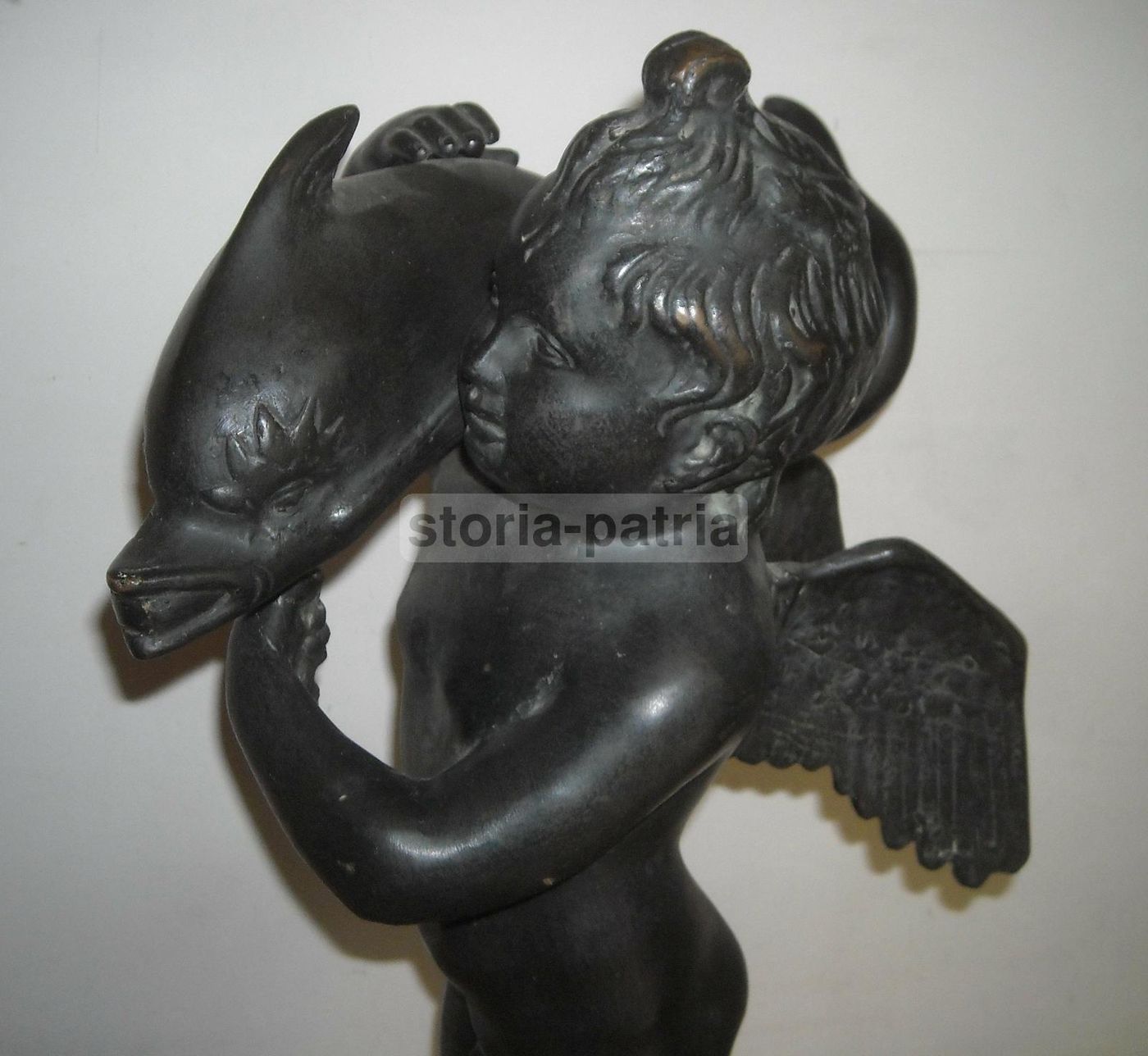 Scultura In Bronzo Di Putto Alato Con Delfino Su Base In Marmo, XIX Secolo