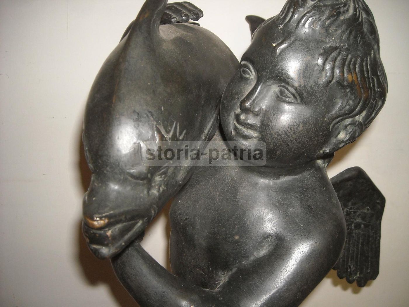 Scultura In Bronzo Di Putto Alato Con Delfino Su Base In Marmo, XIX Secolo