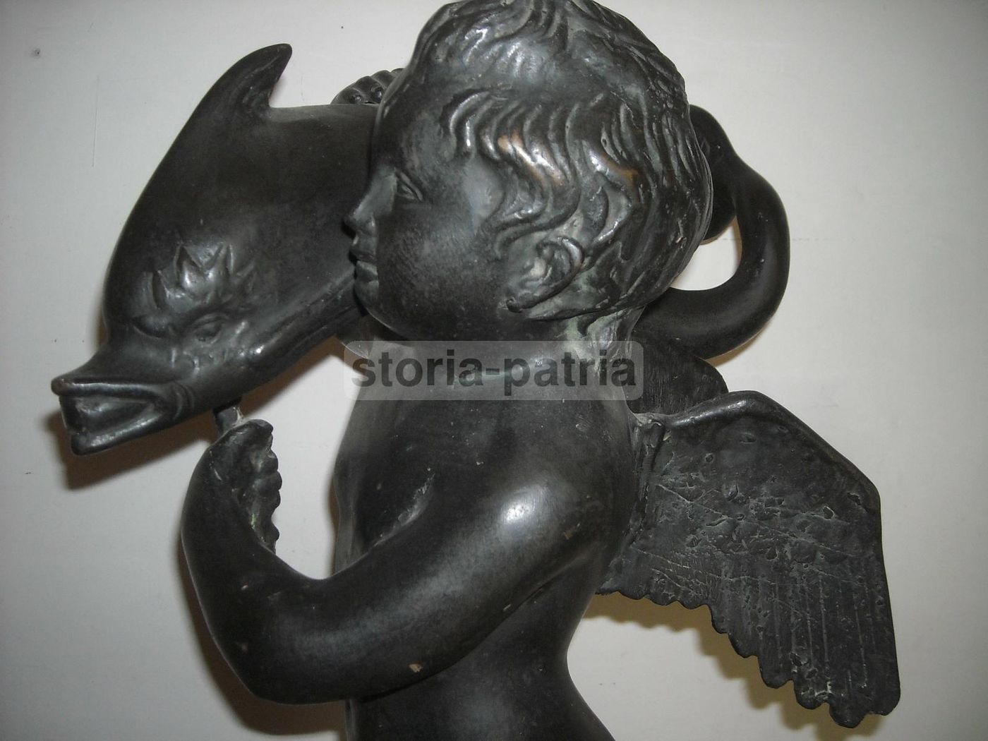 Scultura In Bronzo Di Putto Alato Con Delfino Su Base In Marmo, XIX Secolo