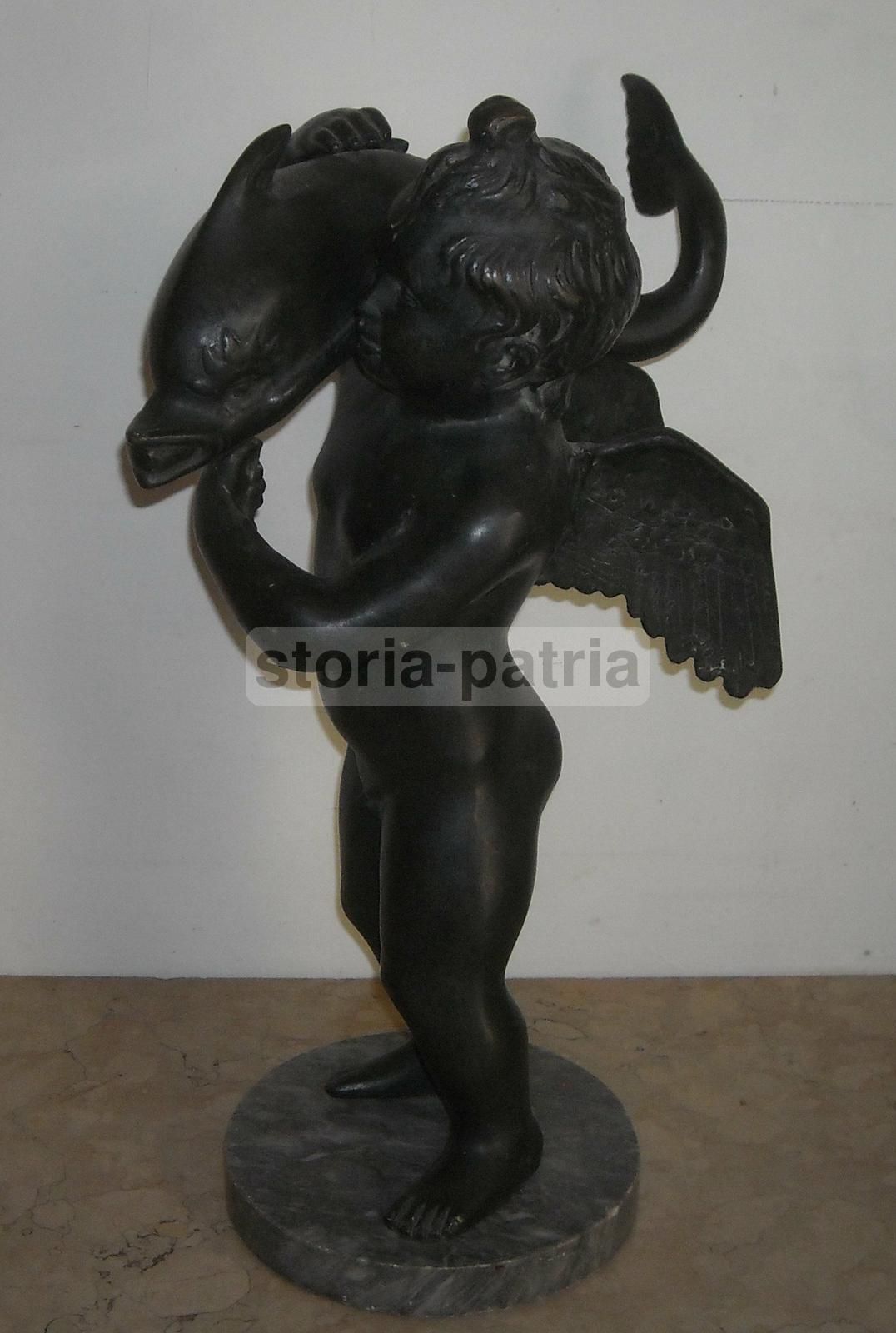 Scultura In Bronzo Di Putto Alato Con Delfino Su Base In Marmo, XIX Secolo