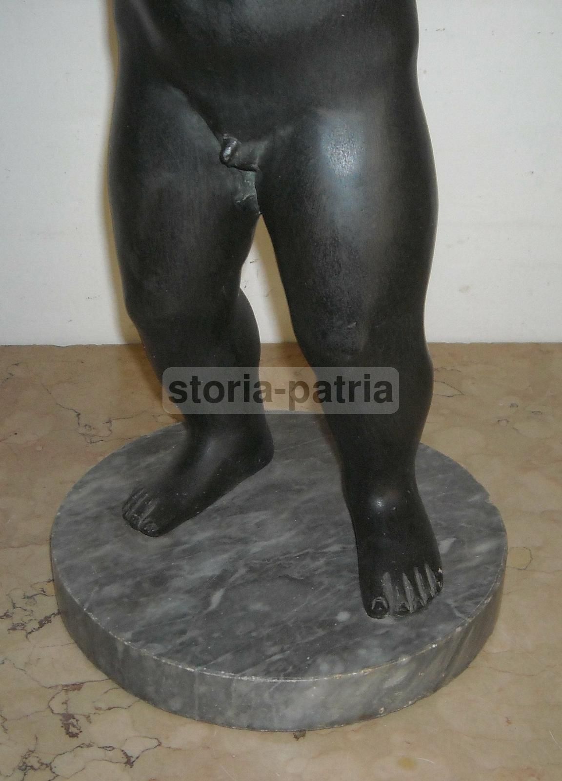 Scultura In Bronzo Di Putto Alato Con Delfino Su Base In Marmo, XIX Secolo