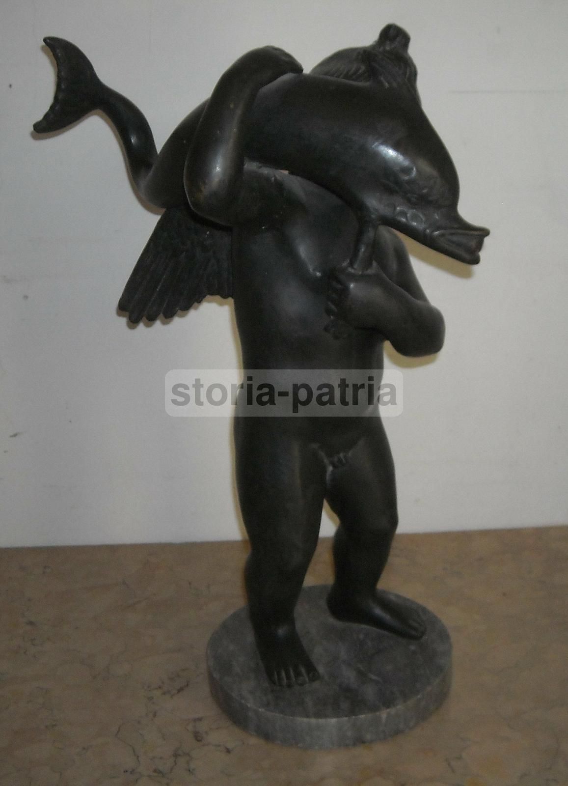 Scultura In Bronzo Di Putto Alato Con Delfino Su Base In Marmo, XIX Secolo