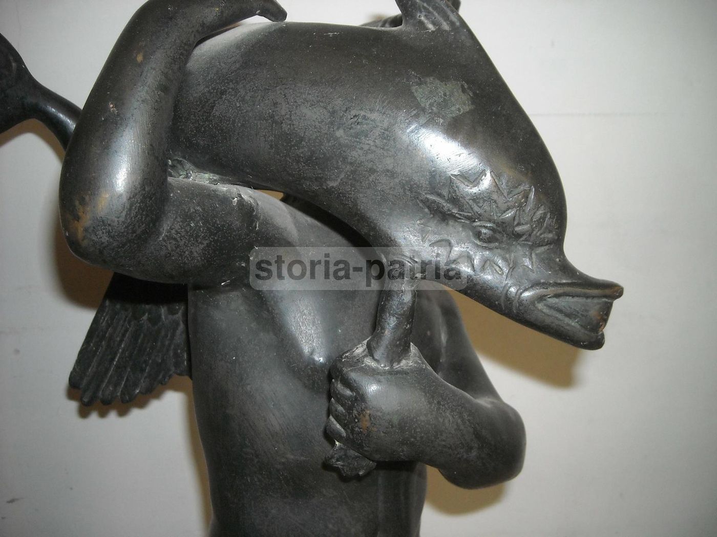 Scultura In Bronzo Di Putto Alato Con Delfino Su Base In Marmo, XIX Secolo