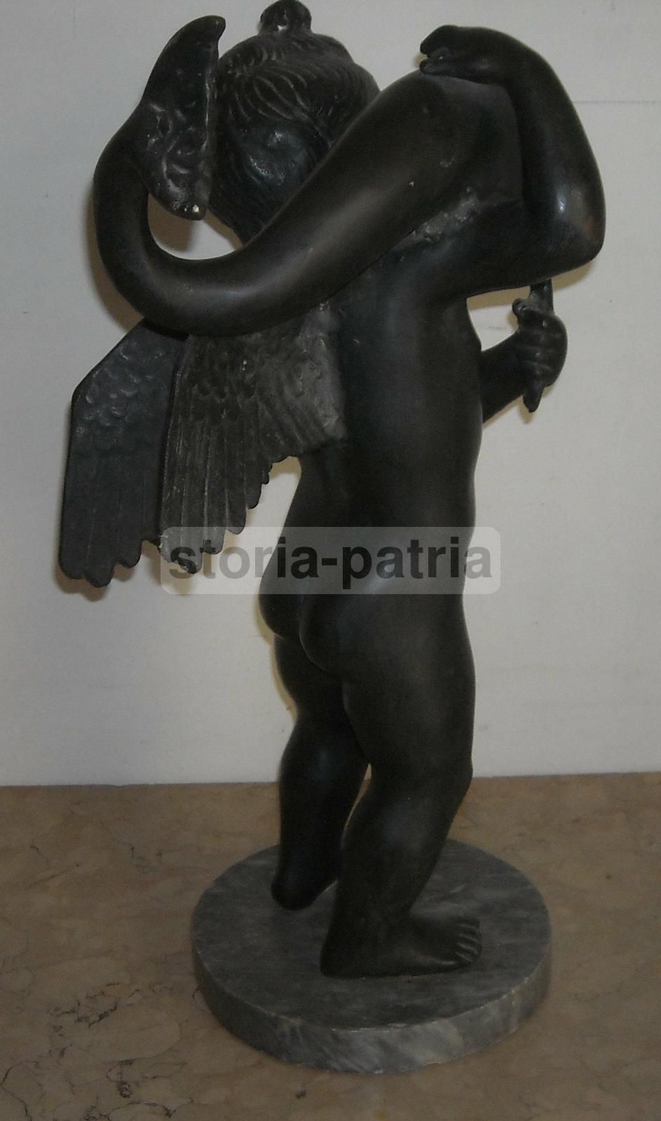 Scultura In Bronzo Di Putto Alato Con Delfino Su Base In Marmo, XIX Secolo