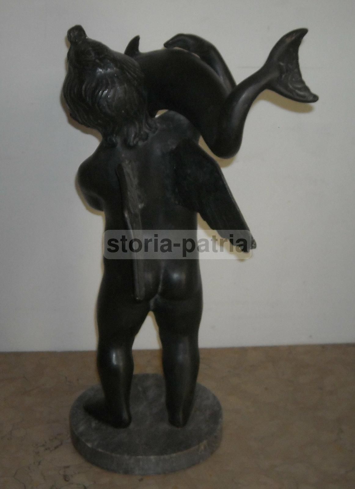 Scultura In Bronzo Di Putto Alato Con Delfino Su Base In Marmo, XIX Secolo