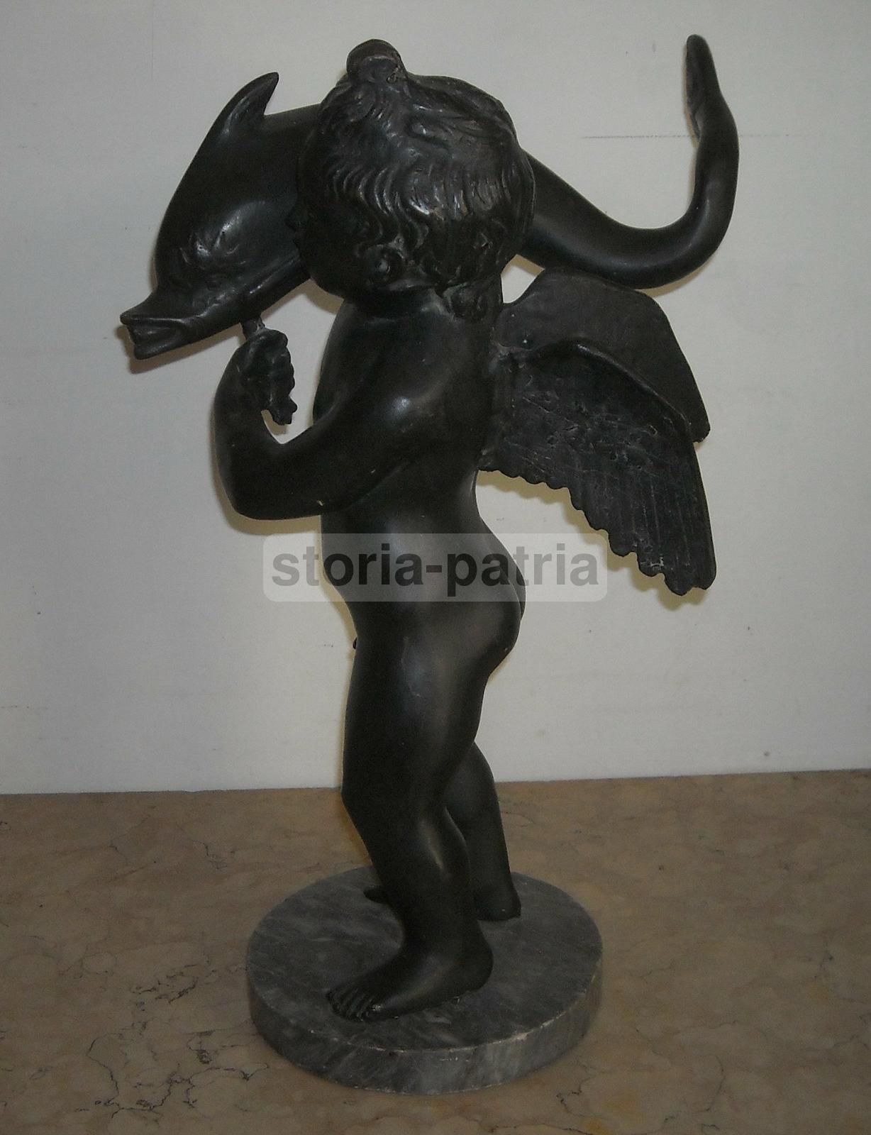 Scultura In Bronzo Di Putto Alato Con Delfino Su Base In Marmo, XIX Secolo