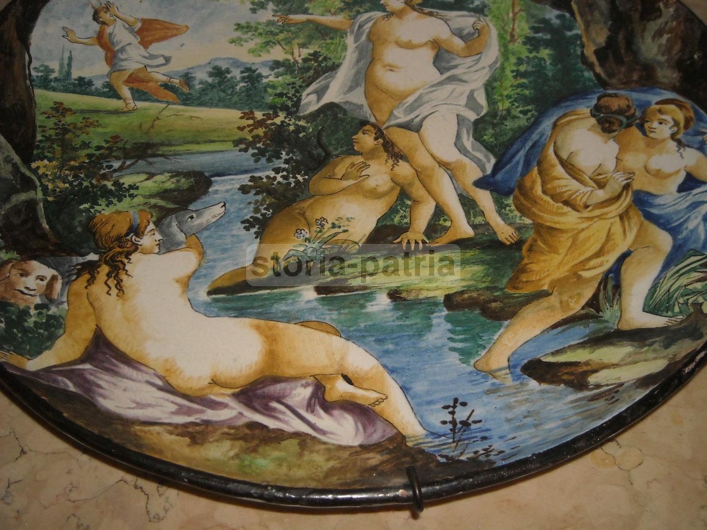 Piatto In Ceramica Con Scena Mitologica, Donne Al Bagno, XIX Secolo