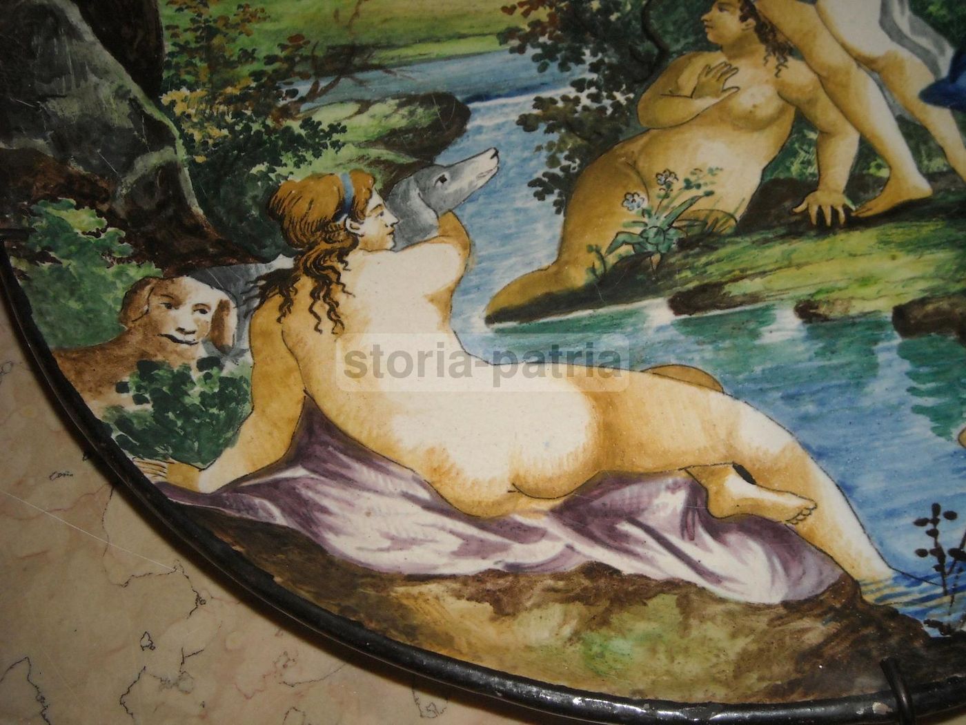 Piatto In Ceramica Con Scena Mitologica, Donne Al Bagno, XIX Secolo