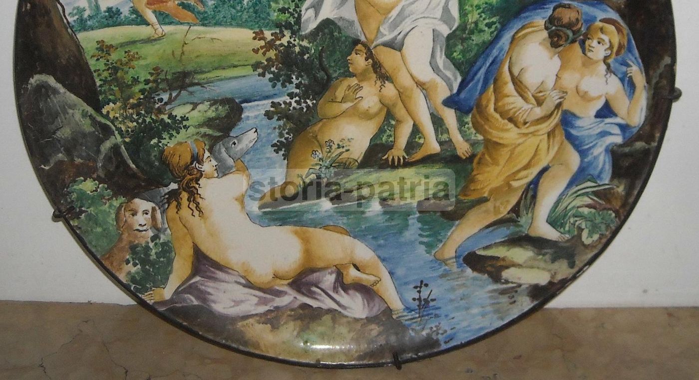 Piatto In Ceramica Con Scena Mitologica, Donne Al Bagno, XIX Secolo