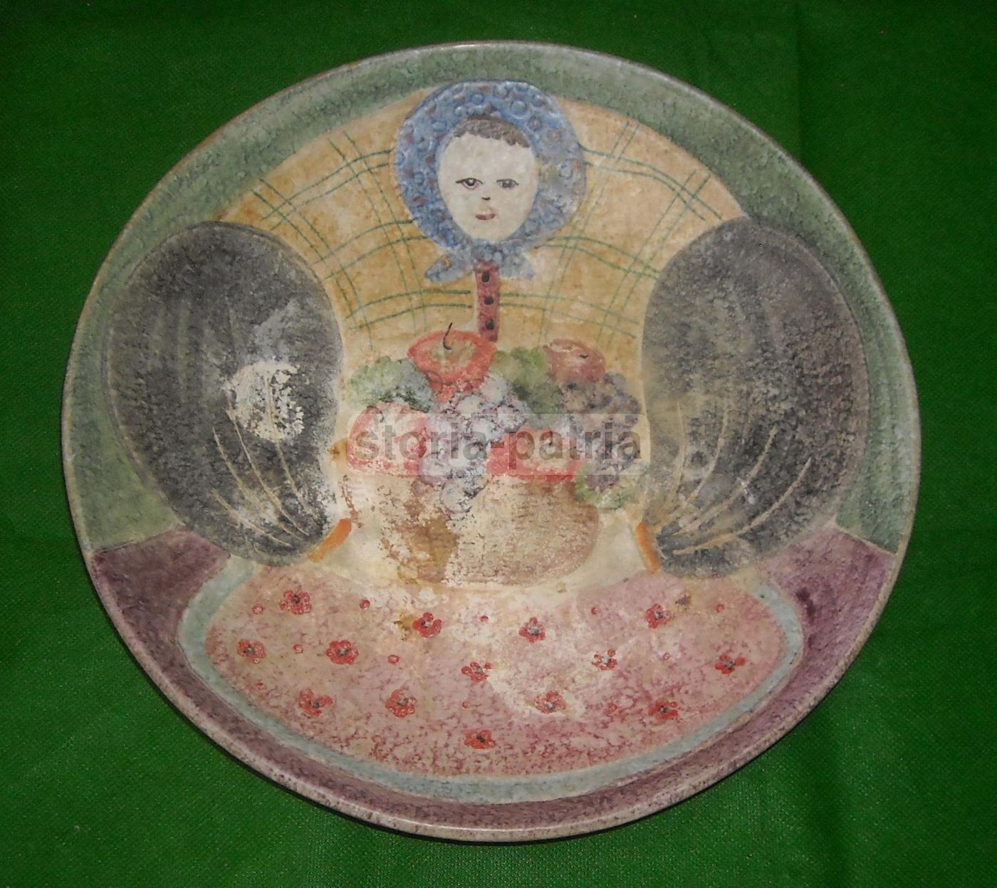 Grande Piatto In Ceramica Italica Ars, Anni '30, Con Cesto Di Frutta