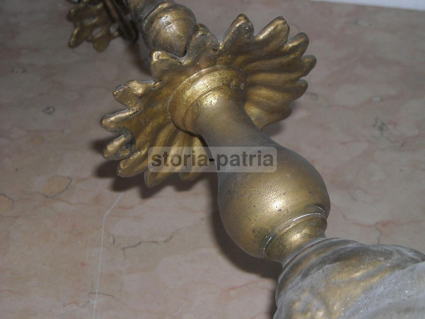 Candelabro Antico In Ottone A 7 Luci Con Angelo, Metà Dell'800
