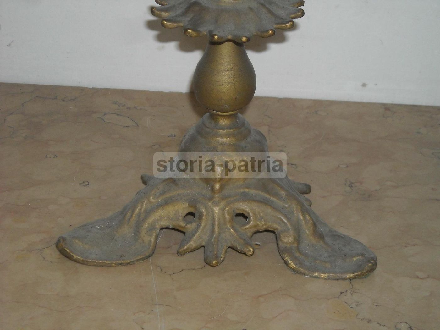 Candelabro Antico In Ottone A 7 Luci Con Angelo, Metà Dell'800