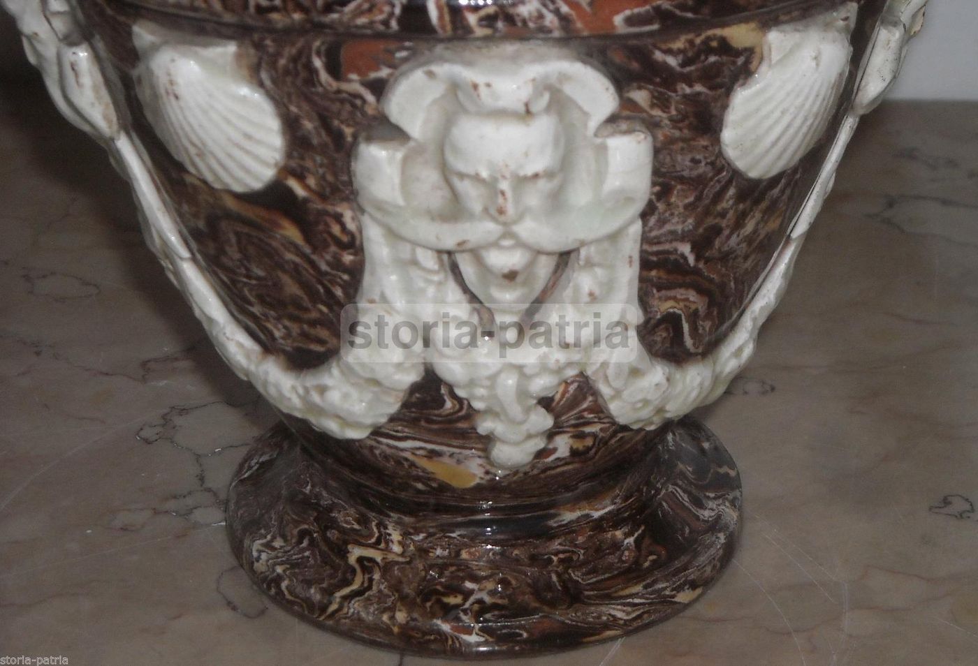 Vaso Ceramica Neoclassico Con Mascheroni E Conchiglie, XIX Secolo
