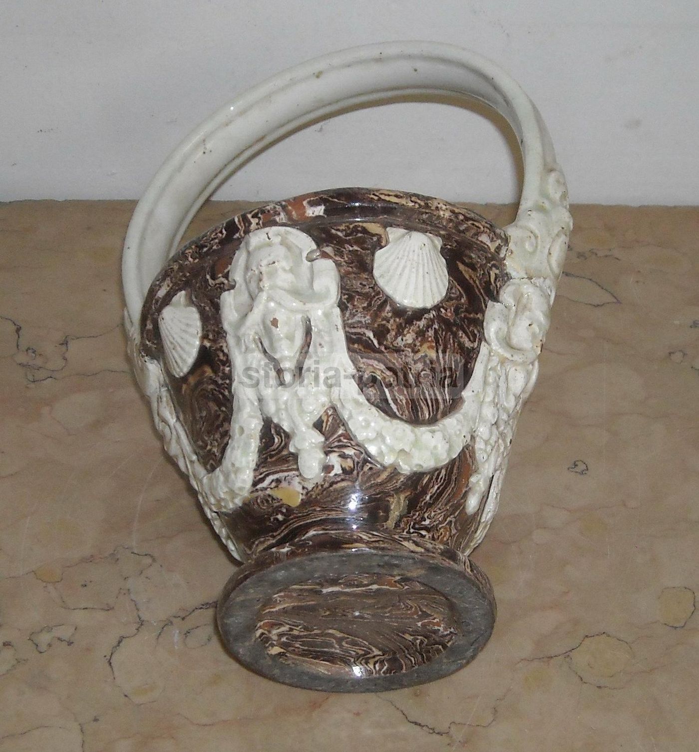 Vaso Ceramica Neoclassico Con Mascheroni E Conchiglie, XIX Secolo