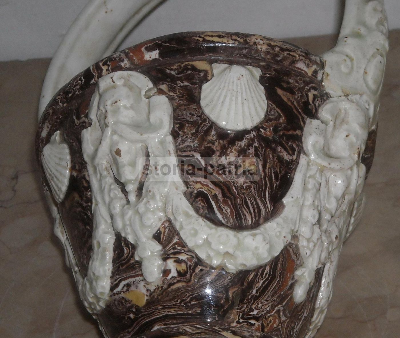 Vaso Ceramica Neoclassico Con Mascheroni E Conchiglie, XIX Secolo