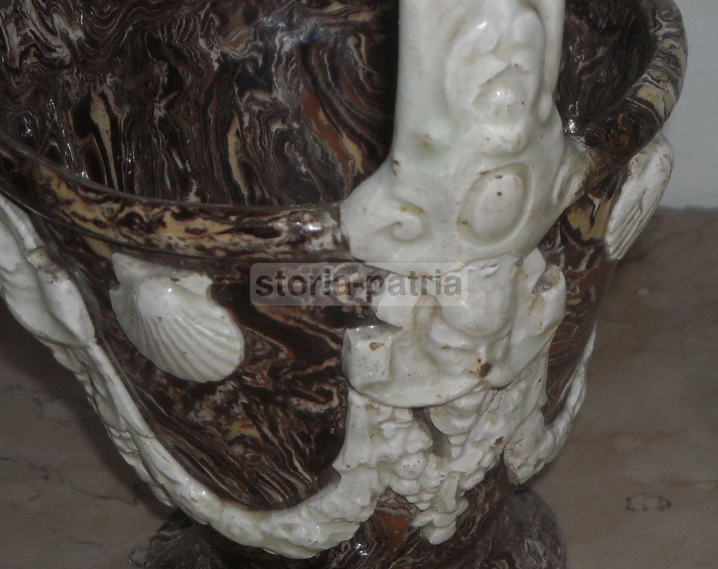 Vaso Ceramica Neoclassico Con Mascheroni E Conchiglie, XIX Secolo