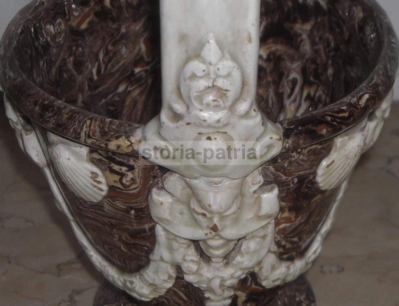 Vaso Ceramica Neoclassico Con Mascheroni E Conchiglie, XIX Secolo