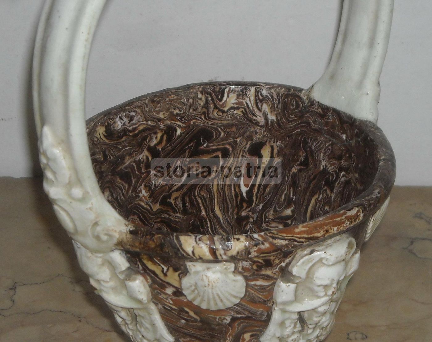 Vaso Ceramica Neoclassico Con Mascheroni E Conchiglie, XIX Secolo