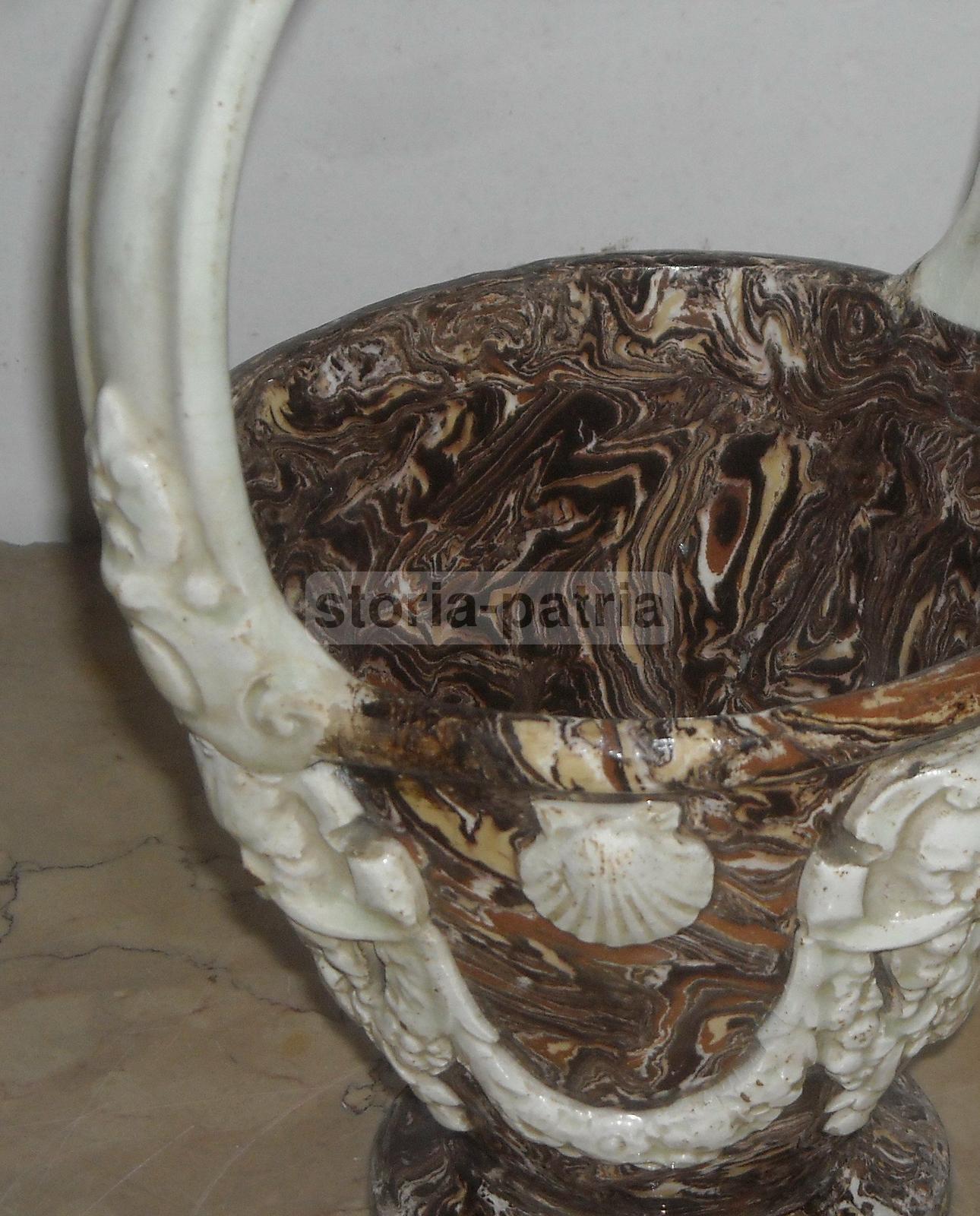 Vaso Ceramica Neoclassico Con Mascheroni E Conchiglie, XIX Secolo