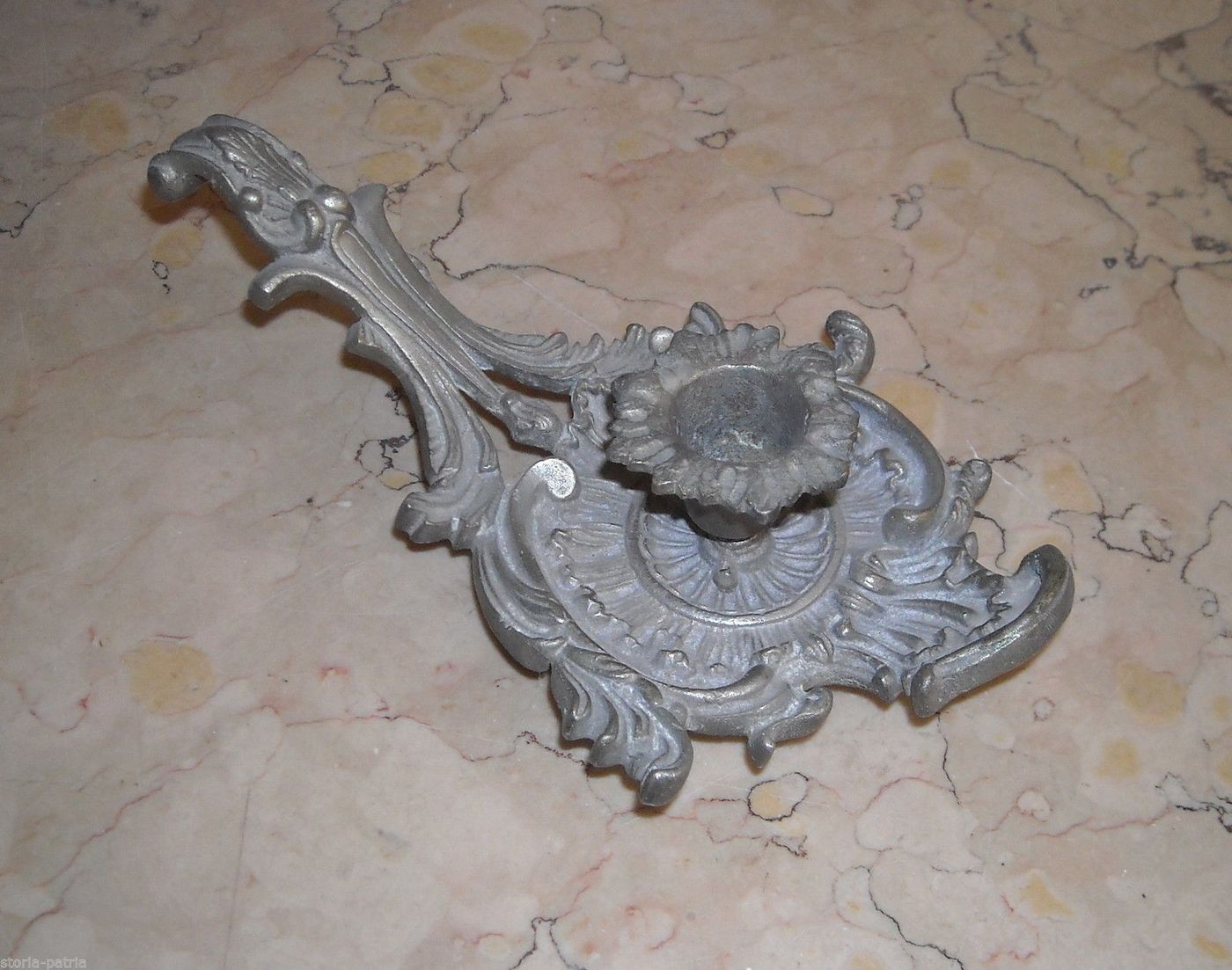 Lampada Da Tavolo Antica Bugia Portacandele In Metallo Argentato, XIX Secolo