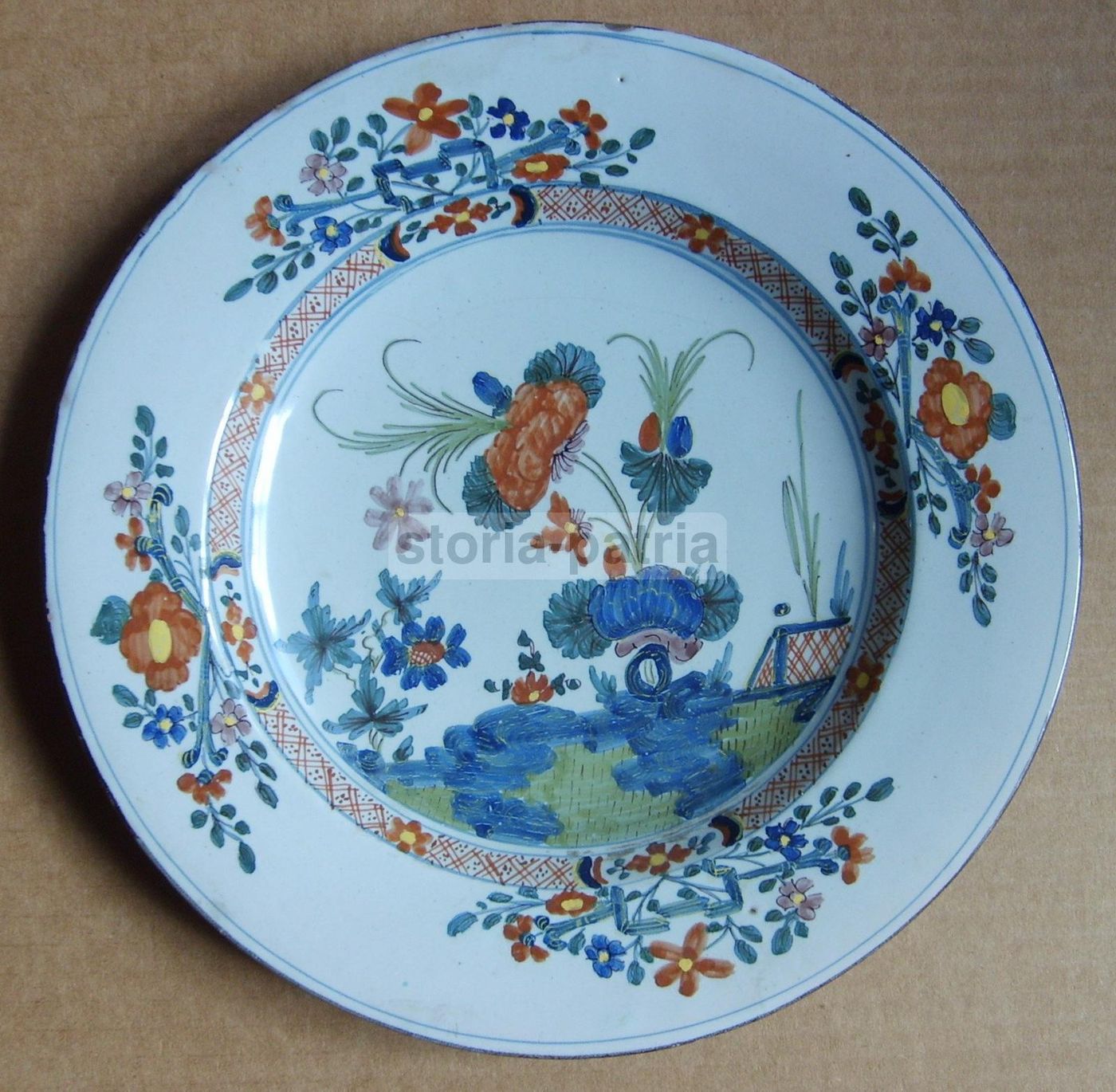 Piatto Decorativo In Ceramica Faentina Dell'Ottocento Con Motivi Floreali