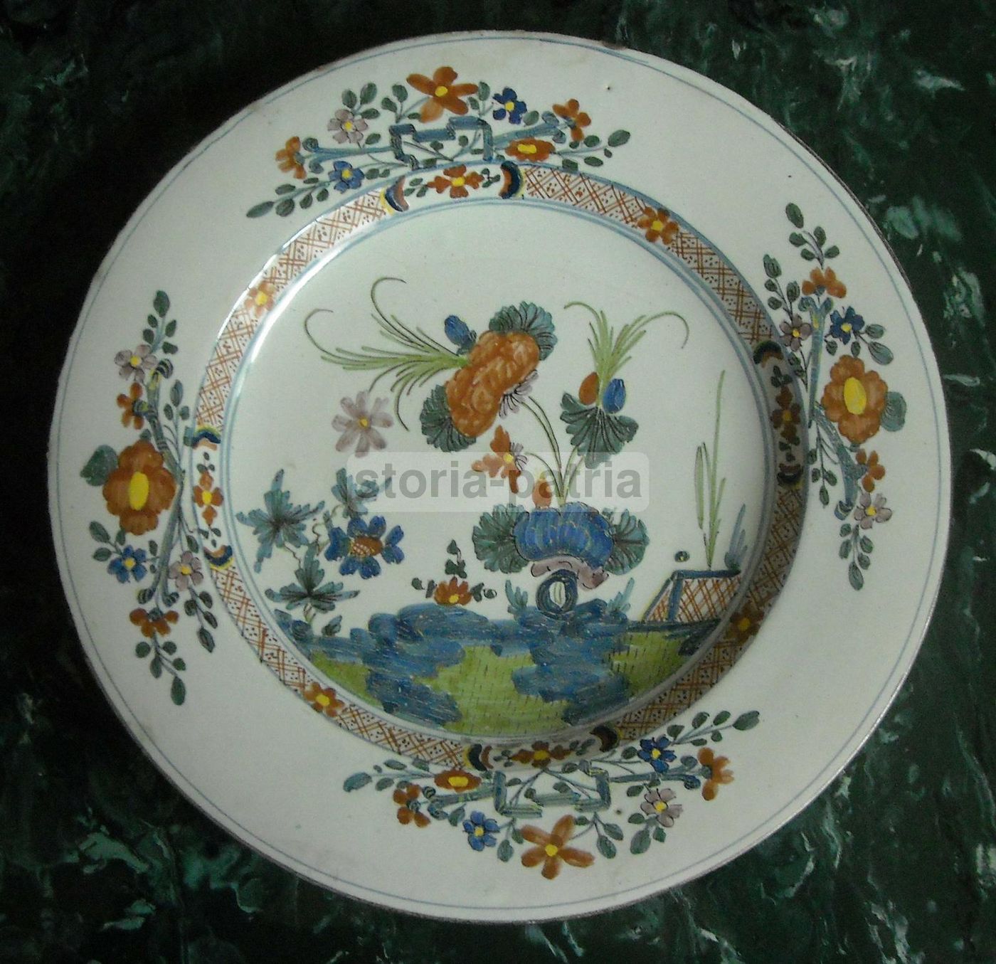 Piatto Decorativo In Ceramica Faentina Dell'Ottocento Con Motivi Floreali