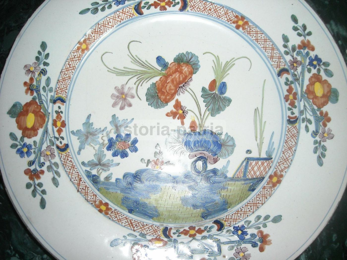Piatto Decorativo In Ceramica Faentina Dell'Ottocento Con Motivi Floreali