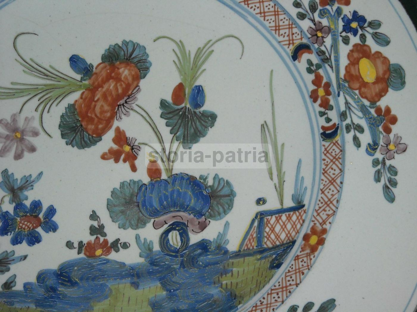 Piatto Decorativo In Ceramica Faentina Dell'Ottocento Con Motivi Floreali