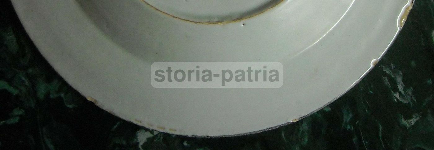 Piatto Decorativo In Ceramica Faentina Dell'Ottocento Con Motivi Floreali