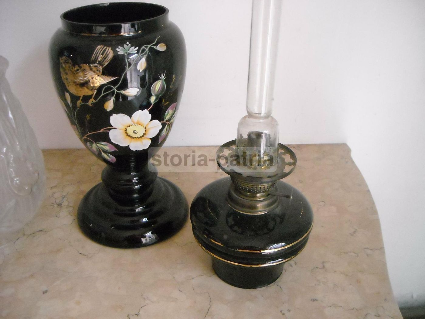Lampada Antica A Petrolio In Vetro Opaline Nero Con Decoro Floreale
